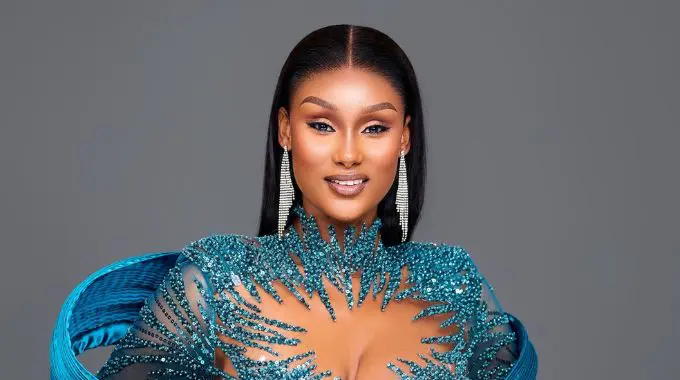 Miss Universe Zimbabwe Lyshanda Moyas departs for Thailand to compete in Miss Universe 2025. The 25-year-old vows to shine on the big stage.