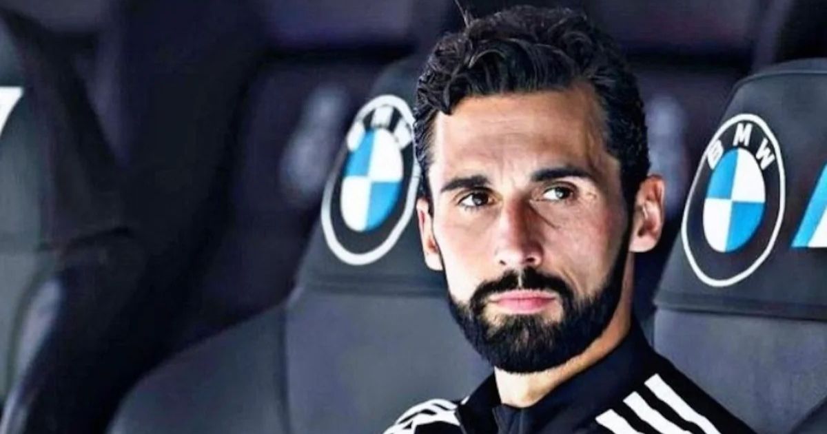 Xabi Alonso leaves Real Madrid and is replaced by Alvaro Arbeloa 4 Álvaro Arbeloa