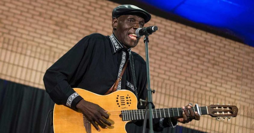 Oliver Mtukudzi 2 Mtukudzi’s professional career began in the early 1970s when he joined the band Wagon Wheels, which also featured the future chimurenga pioneer Thomas Mapfumo.