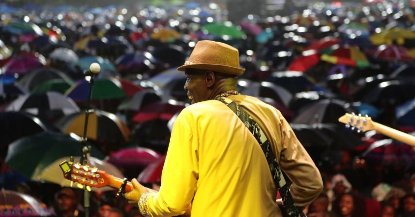 Oliver Mtukudzi 5 Oliver Mtukudzi had become a major presence on the global world music circuit.