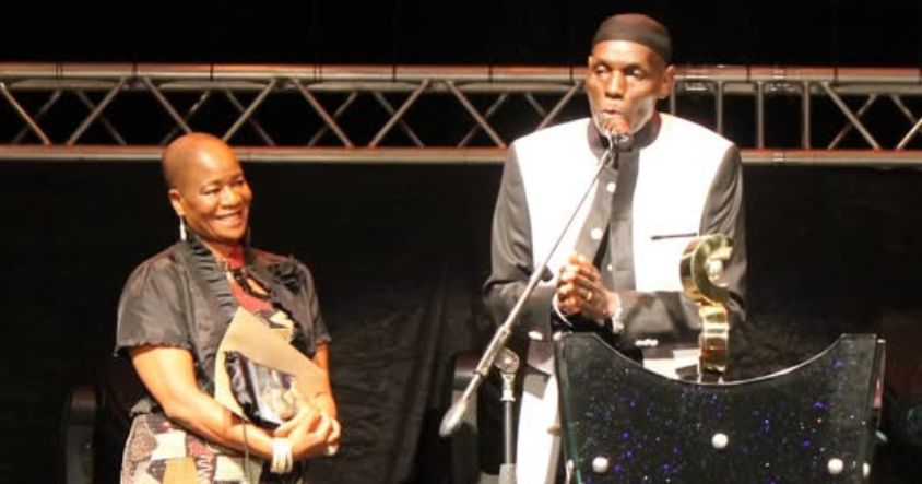 Oliver Mtukudzi 6 Mtukudzi received numerous national and international awards.