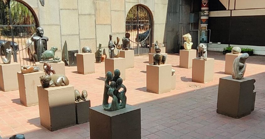 The History of Shona Sculpture: Zimbabwe's Global Art Form 3 Frank McEwen arrived in Salisbury, the colonial capital of Southern Rhodesia, to take up his appointment as the founding curator of the new National Gallery.